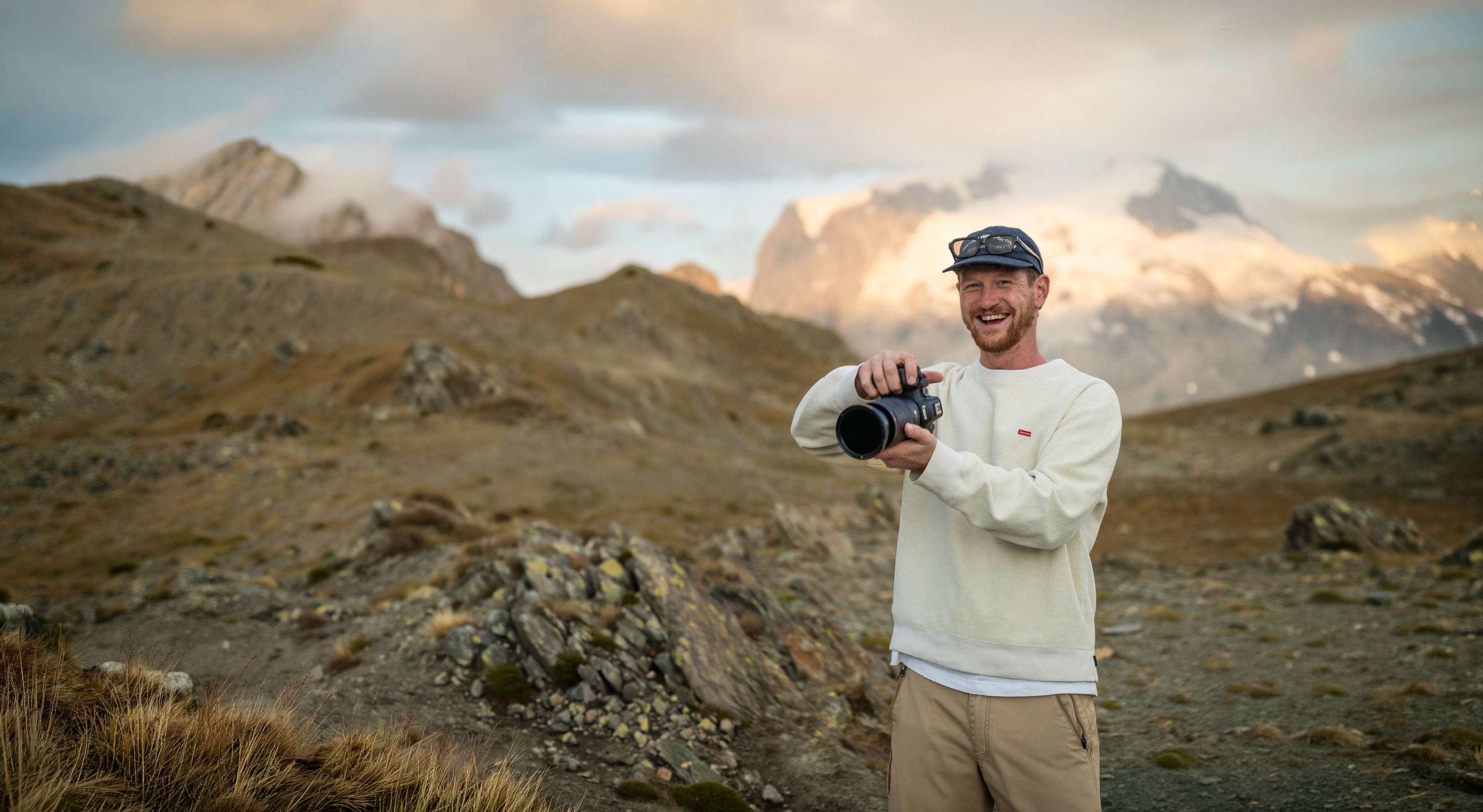 Oliver Krohn mit Kamera in den Schweizer Bergen – Gründer Nomad Ventures